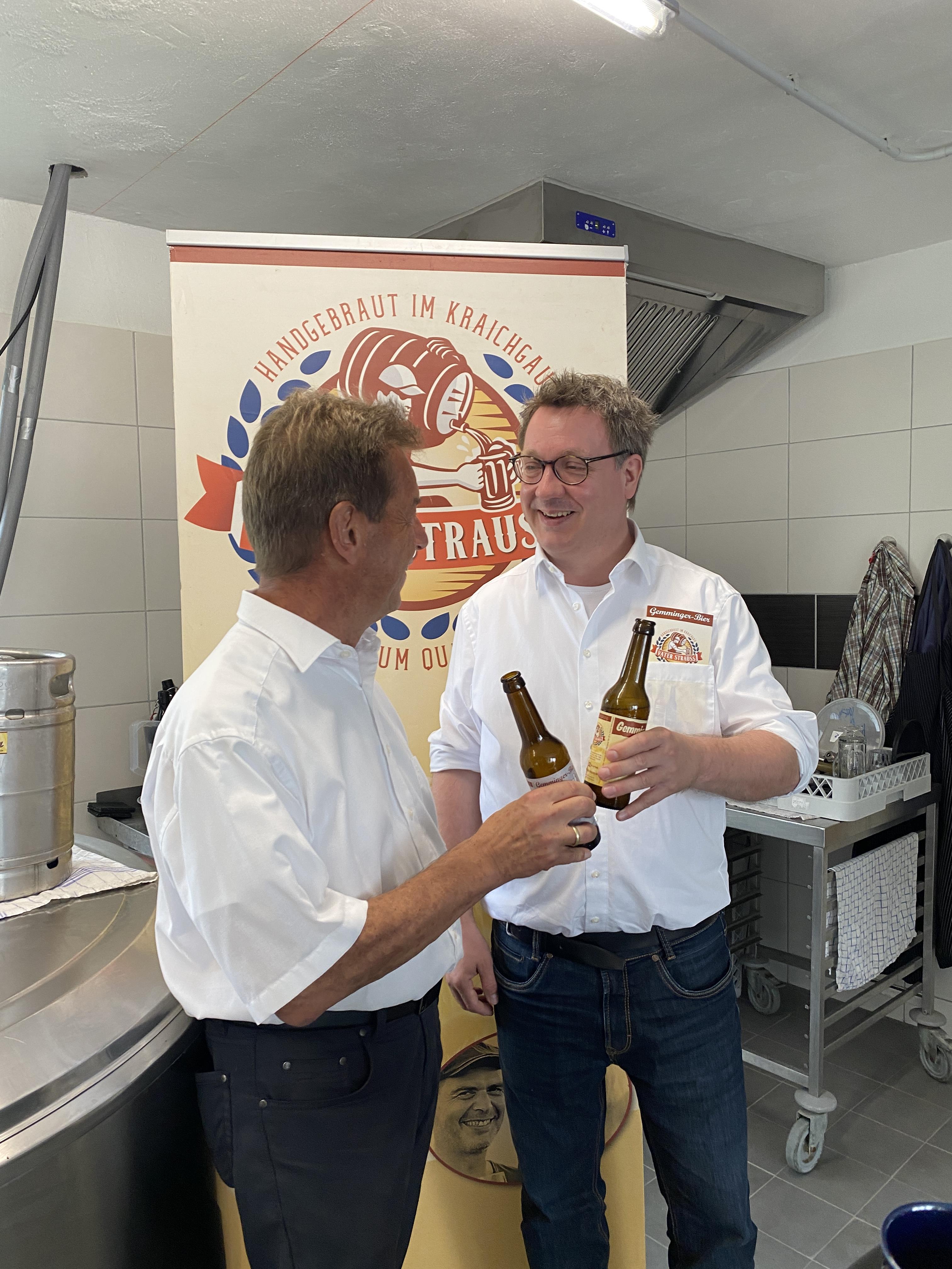 Dr. Michael Preusch (rechts) und sein Landtagskollege Klaus Ranger genießen ein Gemminger Bier