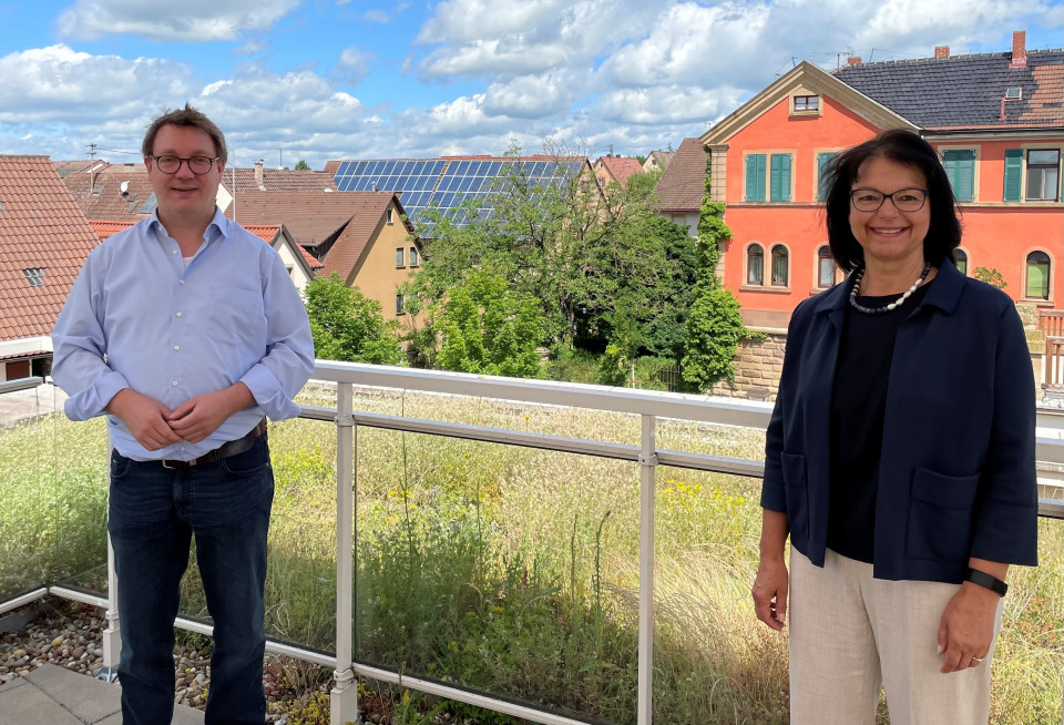 Über den Dächern von Schwaigern: Landtagsabgeordneter Dr. Michael Preusch und Bürgermeisterin Sabine Rotermund im Austausch