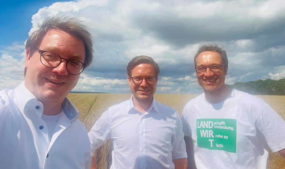 v.r.n.l.: Landwirt Helmut Reiner-Saal, Fabian Gramling, Bundestagskandidat der CDU im Wahlkreis Neckar-Zaber. und Dr. Michael Preusch MdL